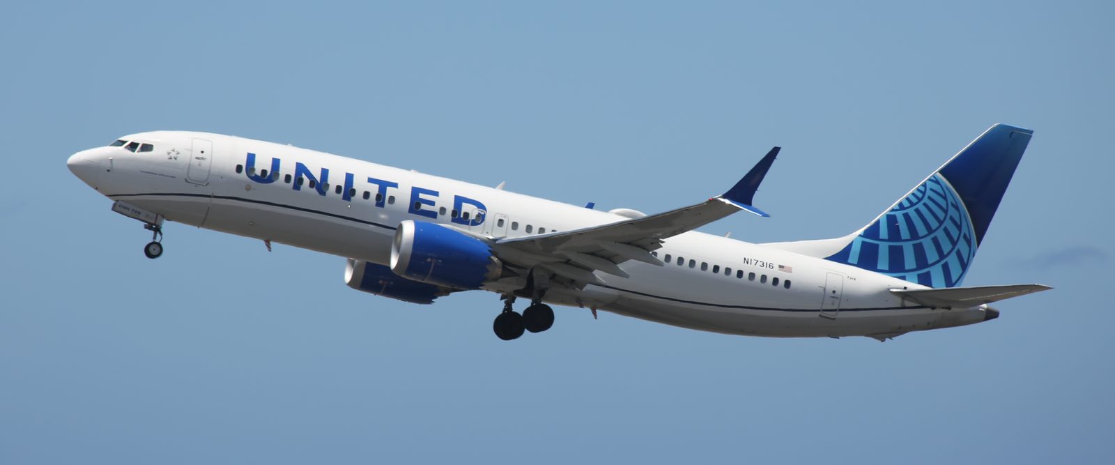 737 MAX 8